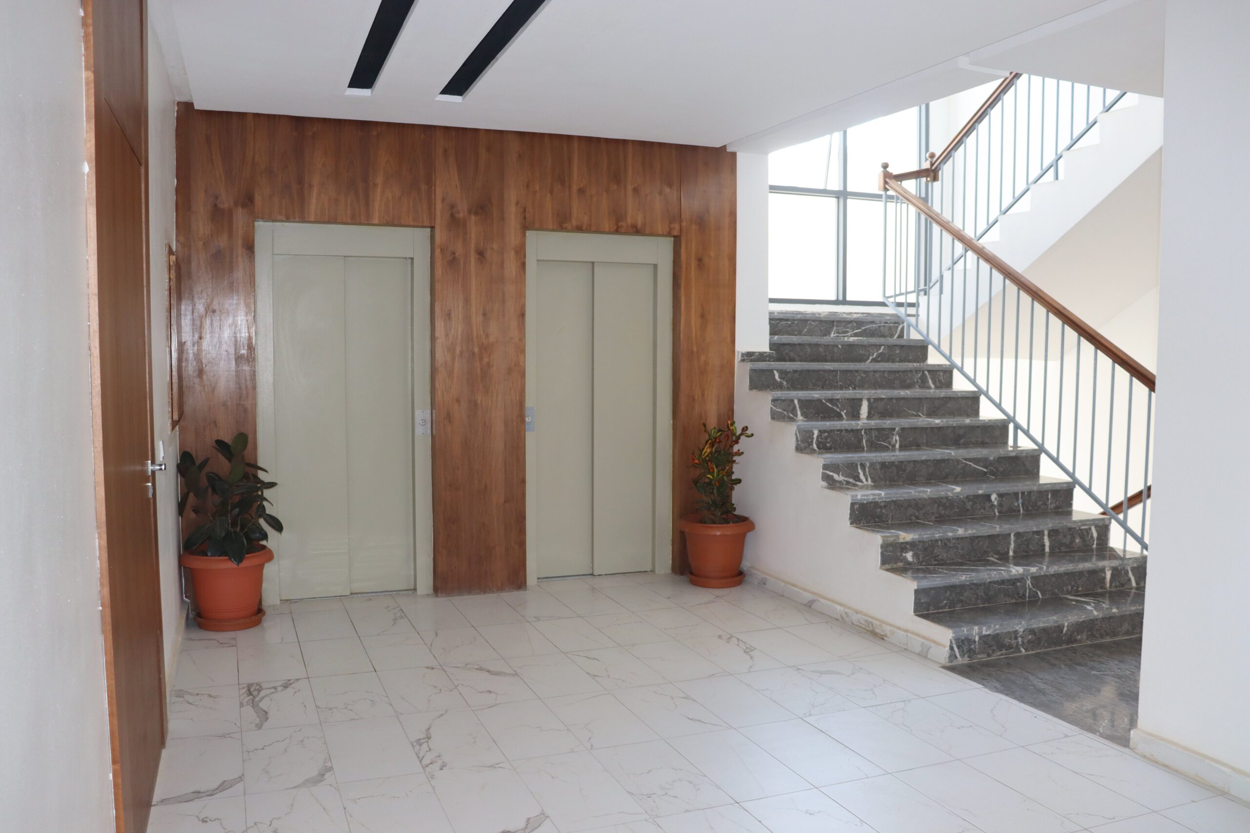 Centre Commercial et Plateaux Bureaux MABROKA - Image 6